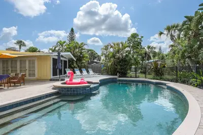 Image de Mise à jour de la maison, piscine / spa d'eau de mer chauffée, est assis sur un petit lac, 6 min de vélo à Sk Beach & Village