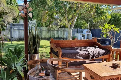 Image de 12 Zircon Street - Cabane de plage rénovée avec le mélange parfait de confort et de fraîcheur côtière