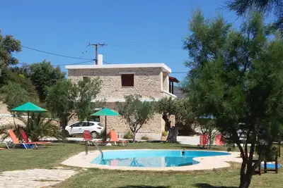 Image de Appartement à la campagne avec piscine, grand jardin, wifi | Triopetra, Crète