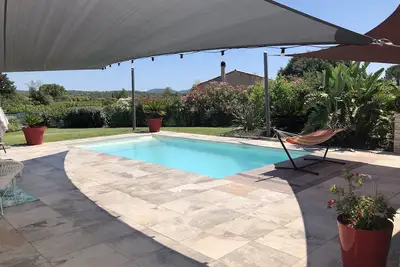 Image de Villa avec piscine et vue sur la colline, entre Hyeres et St Tropez.
