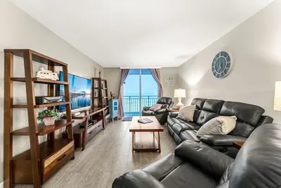 Image de Location de vacances en bord de mer, W / cuisine et salles de bains mises à jour. À droite sur la plage