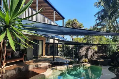 Image de 43 Double Island Drive - Maison de vacances sur deux niveaux avec piscine. Situé à proximité de la plage et du Cbd