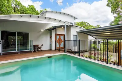 Image de 6 Ibis Court - Maison familiale tropicale moderne avec piscine creusée et espace de divertissement extérieur