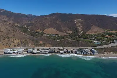 Image de Malibu Beach House 70 pieds de sable sur une plage privée