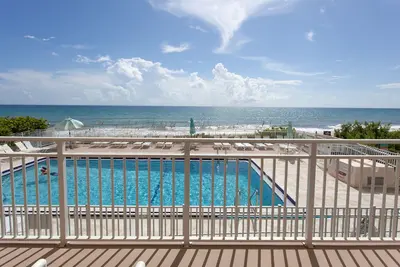 Image de Location de vacances en bord de mer, belle vue depuis le balcon au 2ème étage.