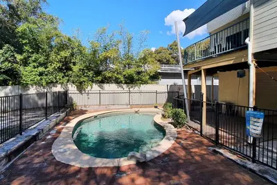 Image de 20 Orania Court - Maison familiale de deux étages avec piscine, patio et grande terrasse. Animaux acceptés