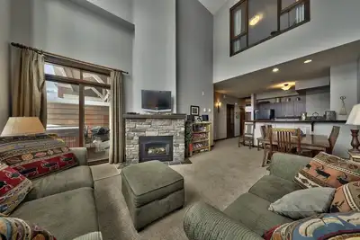 Image de Condo à 3 niveaux sur plusieurs niveaux, très près des pistes de ski