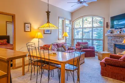 Image de Condo de 2 chambres à l'étage supérieur avec accès facile aux pistes de ski