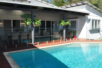 Image de 10 Double Island Drive - Maison familiale moderne, situé au centre, piscine et espace extérieur