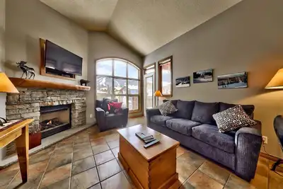 Image de Condo supérieur de 2 chambres avec vue sur la cour et accès facile aux pistes de ski