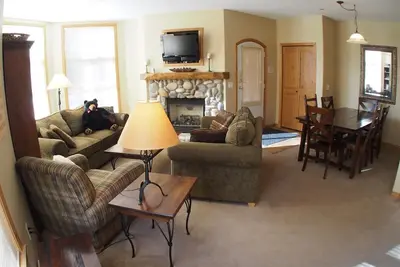 Image de Condo à paliers multiples de 3 chambres à coucher avec accès facile aux pistes de ski et vue sur le mont. Morrisey