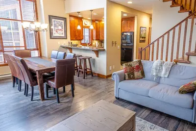Image de Spacieux multi niveau 4 chambres + den maison de ville, à proximité de pistes de ski, de superbes vues sur le mont. Morrisey