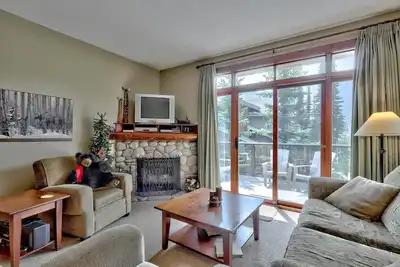 Image de Excellente maison de ville à 2 niveaux + den à plusieurs niveaux, près de l'ascenseur de Morrisey