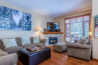 Image de Magnifique maison de ville de 4 chambres + den multi niveau, à proximité de pistes de ski, de superbes vues sur le mont. Morrisey