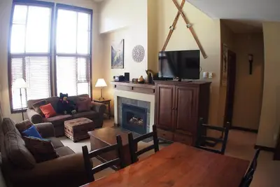 Image de Condo de 2 chambres à l'étage, très près des sentiers de ski-in / out