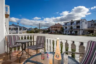 Image de Appartement dans Njivice avec vue mer, Balcon, Climatisation, Wifi (4687-1)