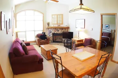 Image de Condo supérieur de 2 chambres avec vue sur la cour et accès facile aux pistes de ski