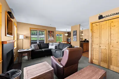 Image de Condo à l'étage supérieur avec 2 chambres et accès à la piste de ski