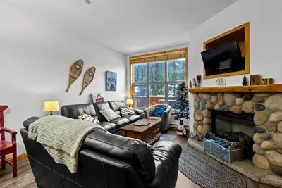Image de Condo de 3 chambres Ă plusieurs niveaux avec courte distance de marche des pistes de ski