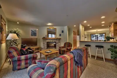 Image de Condo de 2 chambres à plusieurs niveaux, entrée au rez-de-chaussée, près du centre du village et à côté des pistes de ski