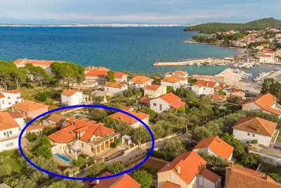 Maison de vacances dans Ugljan avec terrasse, Climatisation, Wifi, Machine à laver (4679-2)