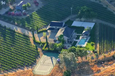Image de Napa Valley Vineyard Estate For Active Lifestyles with 2 Pickleball Courts