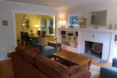 Image de Spacieux Ladd's AdditionTownhouse pour les locations prolongées