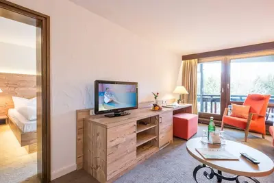 Image de Klassik Suite Waldseite mit Doppelbett, separatem Wohnzimmer und Terrasse oder Balkon