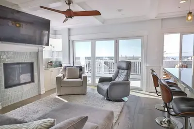 Image de Nouveau Cape Beach House avec vue sur l'océan Whitewater et à seulement 3 pâtés de maisons de la plage