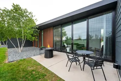 Image de The Flats on Church Street - Unité 103 - Location de vacances moderne dans le comté de Door