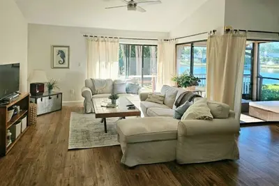 Image de Magnifique 3 chambres à coucher 2. 5 ba maison, piscine, tennis, près de Sanibel et des plages