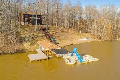 Image de Cabane en rondins au bord du lac sur 3 acres w \/ vue sur le lac, deux cuisines, terrasses et barbecues