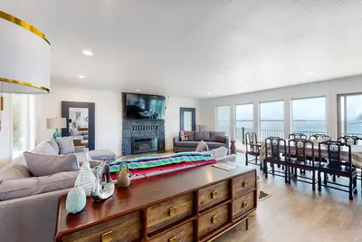 Image de Maison Bayview w / une terrasse donnant sur le lieu de pêche Ghost Hole localement célèbre!