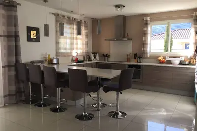 Image de maison moderne familiale entre mer et montagne