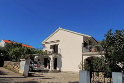 Image de Studio avec terrasse et barbecue