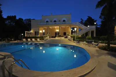 Superbe villa de conte de fées avec piscine privée et à 5 minutes à pied de la ville
