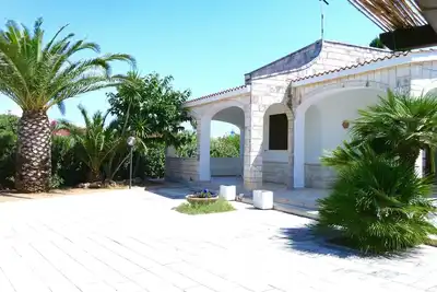 Image de Maison bien entretenue dans un style méditerranéen, à seulement 450 mètres de la mer, de 2 à 6 personnes