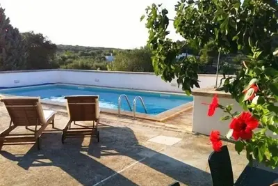 Image de grande villa isolée avec piscine, à 10 minutes en voiture de la plage, à 3 km de Ostuni