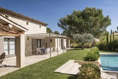 Bastide Blanche : Villa avec piscine et terrain de pétanque à Lourmarin.