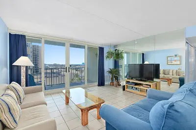 Image de Fantastique 2 chambres avec vue sur l'océan et la baie et piscines intérieure et extérieure!
