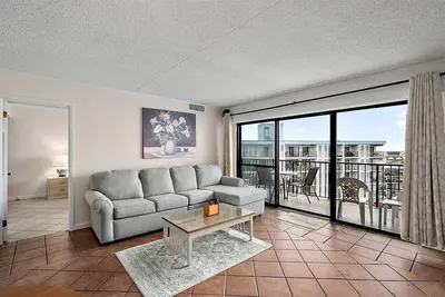 Image de Spacieux condo de 3 chambres à coucher de la plage avec piscine extérieure
