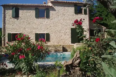 Maison en pierre rénovée avec goût avec piscine dans un endroit à flanc de colline absolument calme