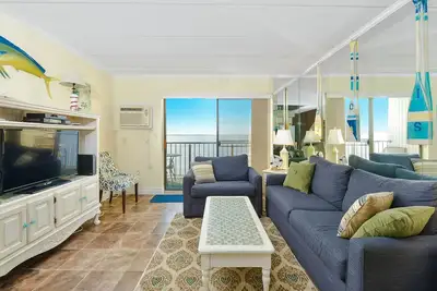 Image de Incroyable Condo Bay Front avec 2 niveaux et piscine extérieure!