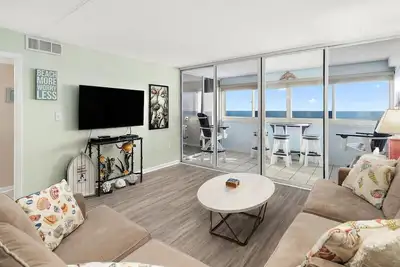 Image de Magnifique condo face à l'océan avec 2 chambres et piscine extérieure!
