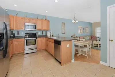 Image de Impressionnant 4 chambres 3. 5 Town Home Steps de la promenade avec garage et piscine!