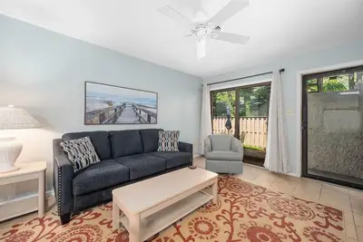 Image de Condo 2 chambres avec cour privée et piscine extérieure!