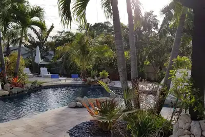 Image de ⭐ Belle piscine privée dans le jardin et piscine chauffée du centre-ville et des plages