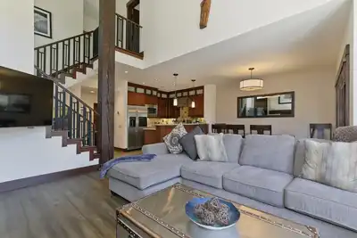 Image de Maison de ville 5 étoiles moderne avec une vue imprenable sur la montagne