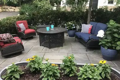Image de 2 Br à l'extrémité ouest, grand arrière-cour, quartier privé et proche de tout