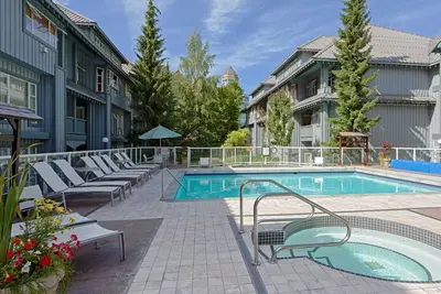 Ph de luxe sur 2 niveaux: marches à soulever, bains à remous, piscine